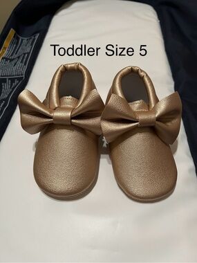 Amazon Toddler Bow Slip-On Shoes in Metallic Gold